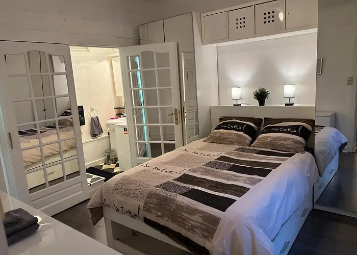 Apartman Charming Parisian Pied-a-terre! *